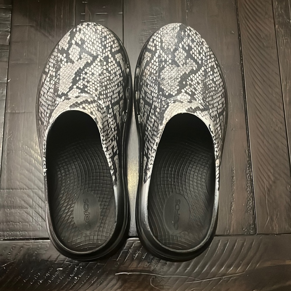 Oofos snakeskin print clog